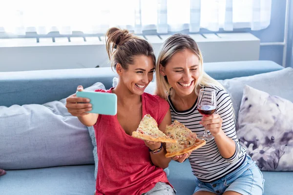 Friends Eating Pizza Smiling Selfie Sharing Pizza Making Selfie Photo — 스톡 사진