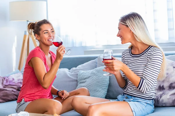Due Ragazze Attraenti Allegre Migliori Amiche Che Divertono Bevono Vino — Foto Stock