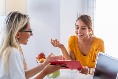 Profesyonel beslenme uzmanı bir hastayla ofiste buluşuyor..