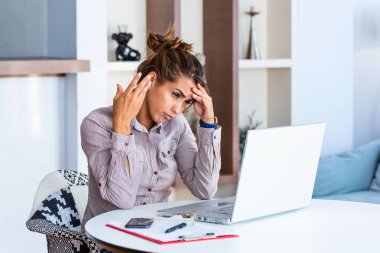 Ofis büro dizüstü atanması bir tıbbi danışmanlık, elektromanyetik radyasyon, hasta ödeme için tedavi online, kronik günlük baş ağrısı, acı önünde çalışan genç sinir bozucu kadın