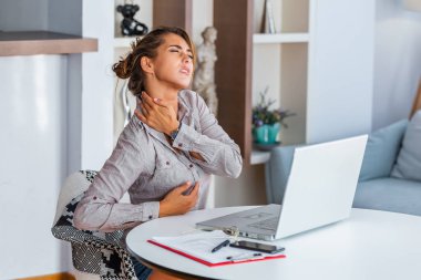 İfade, sırt ağrısı pc üzerinde çalıştıktan sonra acı ile geri ağrıyan dokunmadan evde ofis büro dizüstü, önünde oturan genç stresli kadın portresi boyalı