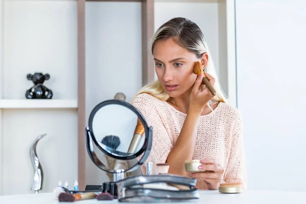 Skönhetskvinna Sminkar Sig Vacker Tjej Som Tittar Spegeln Och Applicerar — Stockfoto