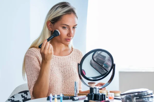Beauty Frau Beim Make Schöne Mädchen Die Den Spiegel Schauen — Stockfoto