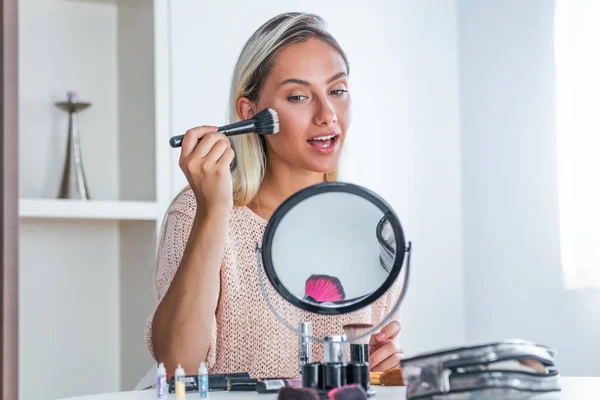 Mujer Belleza Aplicando Maquillaje Hermosa Chica Mirándose Espejo Aplicando Cosméticos — Foto de Stock
