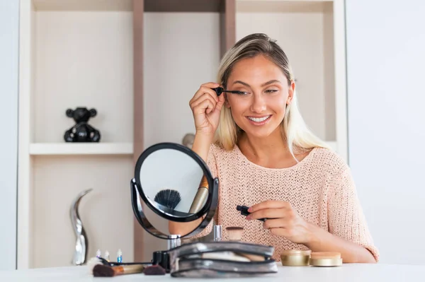 Vacker Flicka Med Kosmetisk Puderborste För Smink Makeup Make Ansöker — Stockfoto