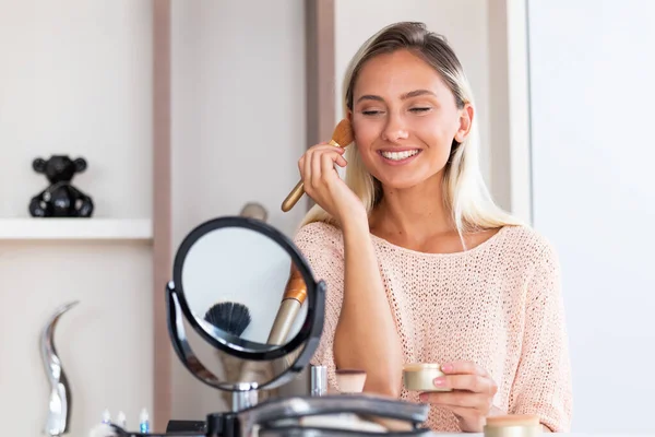 Hermosa Chica Con Cepillo Polvo Cosmético Para Maquillaje Maquillaje Maquillaje — Foto de Stock