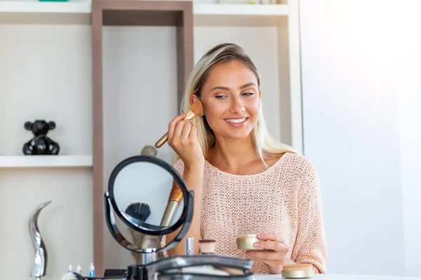 Vacker Flicka Med Kosmetisk Puderborste För Smink Makeup Make Ansöker — Stockfoto