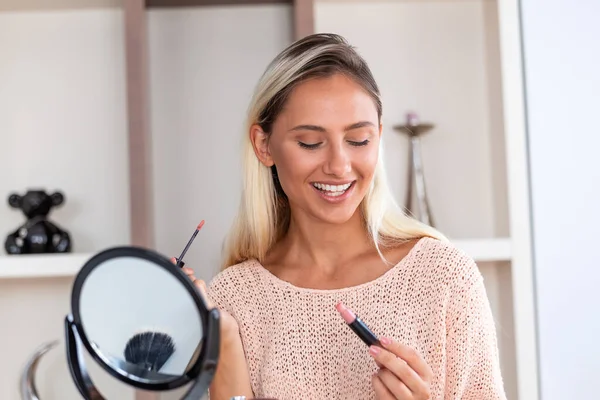 Beauty Woman Applying Makeup Beautiful Girl Looking Mirror Applying Cosmetic — Stock Photo, Image