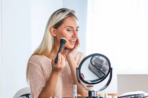 Joven Hermosa Mujer Aplicando Maquillaje Mirando Espejo —  Fotos de Stock