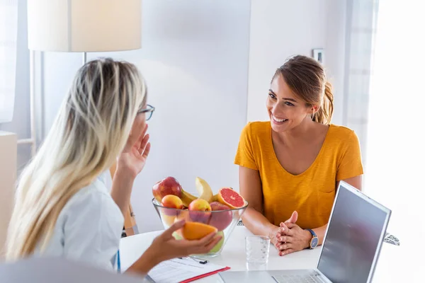 Retrato Uma Jovem Nutricionista Sorridente Sala Consultas Fazendo Plano Dieta — Fotografia de Stock