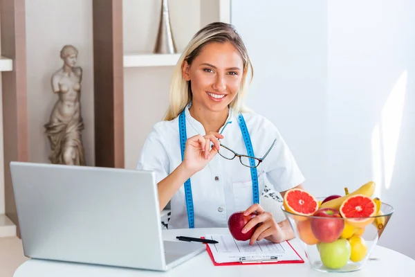 Nutricionista Sorridente Seu Escritório Ela Está Mostrando Vegetais Frutas Saudáveis — Fotografia de Stock