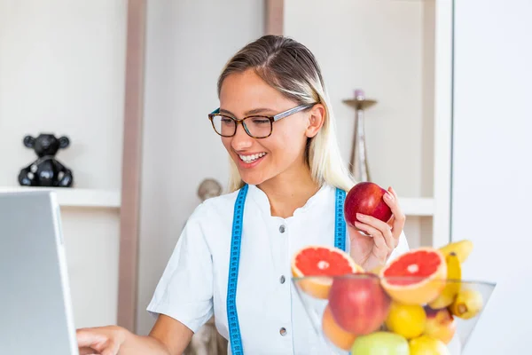 Médico Nutricionista Escrevendo História Caso Escritório Jovem Mulher Nutricionista Receita — Fotografia de Stock