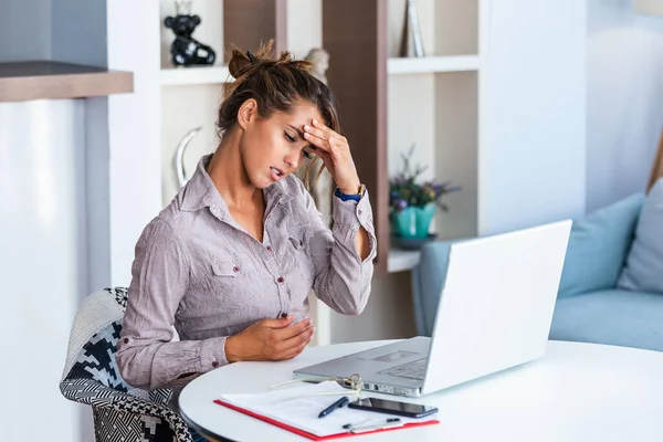 Jeune Femme Frustrée Travaillant Bureau Devant Ordinateur Portable Souffrant Maux — Photo