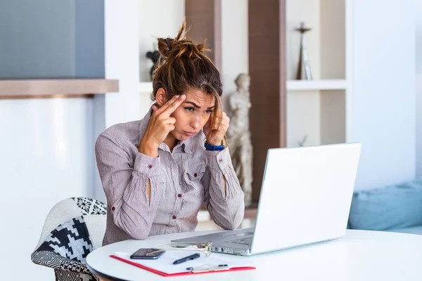 Mujer Frustrada Joven Que Trabaja Escritorio Oficina Delante Computadora Portátil —  Fotos de Stock