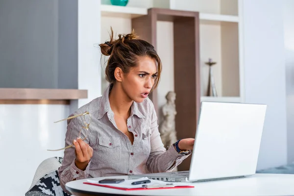 Young Businesswoman Misunderstanding Her Laptop Her Desk Office Woman Working —  Fotos de Stock
