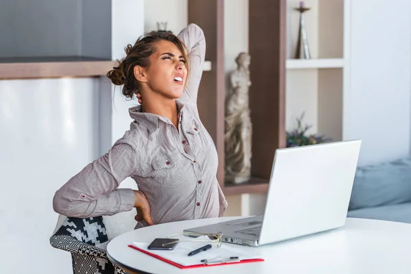 Portrait Une Jeune Femme Stressée Assise Bureau Maison Devant Ordinateur — Photo