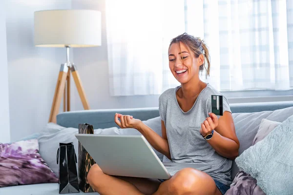 Young Woman Holding Credit Card Using Laptop Computer Online Shopping — Foto Stock