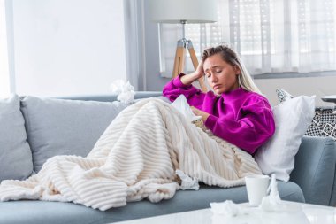 Hasta, çaresiz kadın grip olmuş. Rhinitis, soğuk, hastalık, alerji konsepti. Güzel hasta bir kadının burnu akıyor, burnu mendille sürtüyor. Hapşıran kadın. Esmer mendilin içinde hapşırıyor.