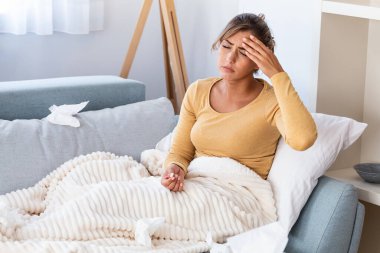 Hasta, çaresiz kadın grip olmuş. Rhinitis, soğuk, hastalık, alerji konsepti. Güzel hasta bir kadının burnu akıyor, burnu mendille sürtüyor. Hapşıran kadın.