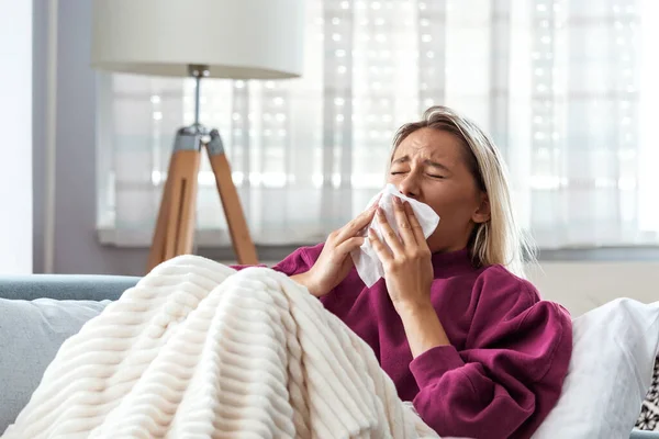 感冒和流感 感到恶心和在纸巾上打喷嚏的女病人的画像 被套在被子里的漂亮的不健康女孩的被子 Coronavirus Covid — 图库照片
