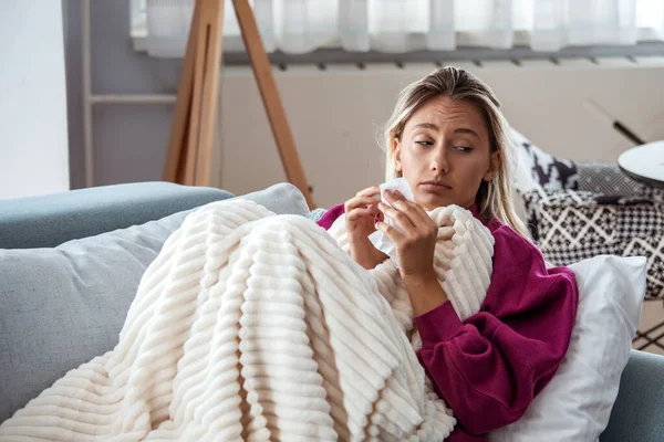 Hasta Olduğu Için Evde Sarışın Kadın Soğuk Algınlığına Yakalanmış Öksür — Stok fotoğraf