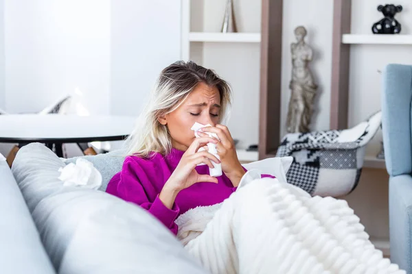 Mujer Tiene Gripe Está Usando Aerosol Nasal Para Ayudarse Misma —  Fotos de Stock