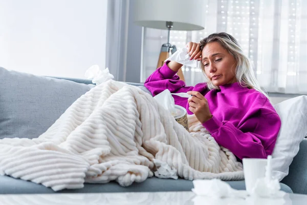 Enfermedad Concepto Problema Virus Estacional Mujer Enferma Teniendo Gripe Acostada — Foto de Stock