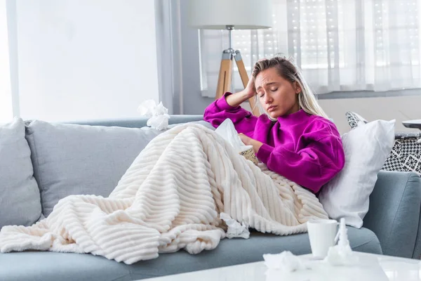Mujer Enferma Desesperada Tiene Gripe Rinitis Frío Enfermedad Concepto Alergia — Foto de Stock