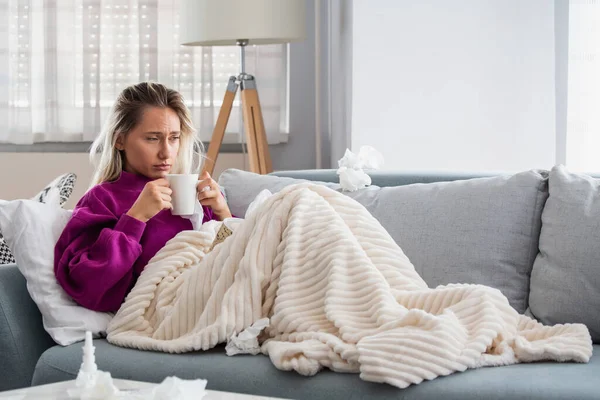 Soğuk Grip Hasta Kadın Portresi Üşütmüş Hasta Kağıt Mendil Hapşırma — Stok fotoğraf