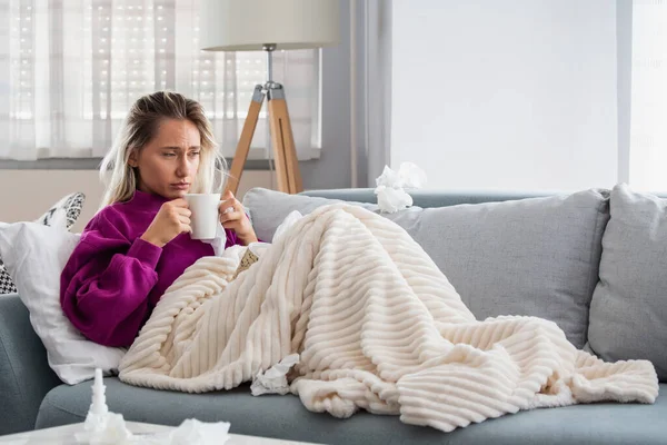 Frío Gripe Retrato Una Mujer Enferma Atrapada Frío Sintiéndose Enferma — Foto de Stock