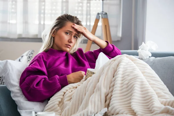 Sick Woman Headache Sitting Blanket Sick Woman Seasonal Infections Flu — Photo