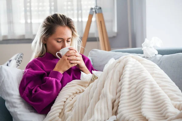 Soğuk Grip Hasta Kadın Portresi Üşütmüş Hasta Kağıt Mendil Hapşırma — Stok fotoğraf