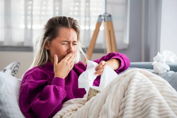 Zdesperowana Kobieta Grypę Zapalenie Błony Śluzowej Nosa Przeziębienie Choroba Koncepcja — Zdjęcie stockowe