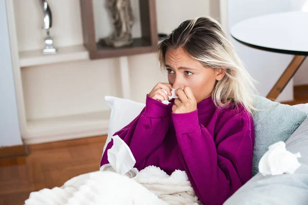 Nemocná Žena Flu Woman Chytil Nachlazení Kýchání Tkáně Bolest Hlavy — Stock fotografie