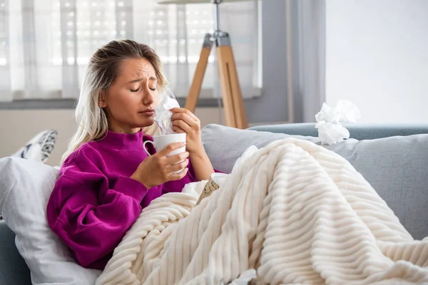 Frío Gripe Retrato Una Mujer Enferma Atrapada Frío Sintiéndose Enferma —  Fotos de Stock