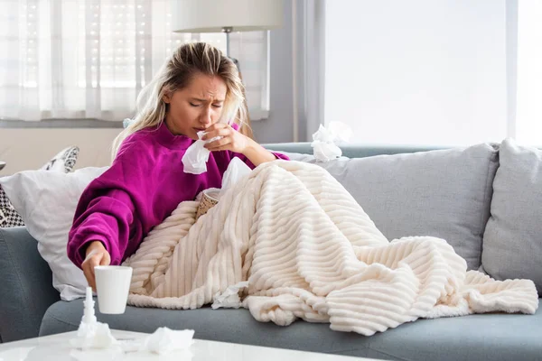 Frío Gripe Retrato Una Mujer Enferma Atrapada Frío Sintiéndose Enferma — Foto de Stock