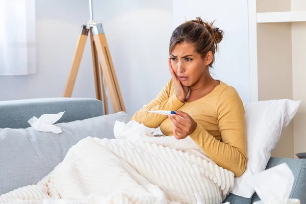 Enfermedad Concepto Problema Virus Estacional Mujer Enferma Teniendo Gripe Acostada —  Fotos de Stock
