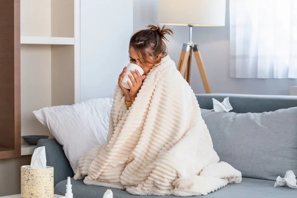 Soğuk Soğuk Algınlığı Hasta Olan Hasta Hisseden Kağıt Mendile Hapşıran — Stok fotoğraf