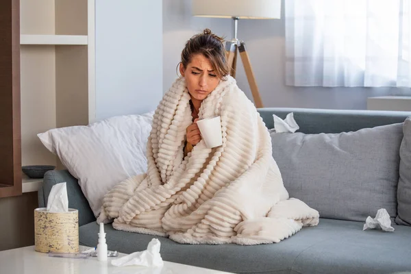 Soğuk Soğuk Algınlığı Hasta Olan Hasta Hisseden Kağıt Mendile Hapşıran — Stok fotoğraf
