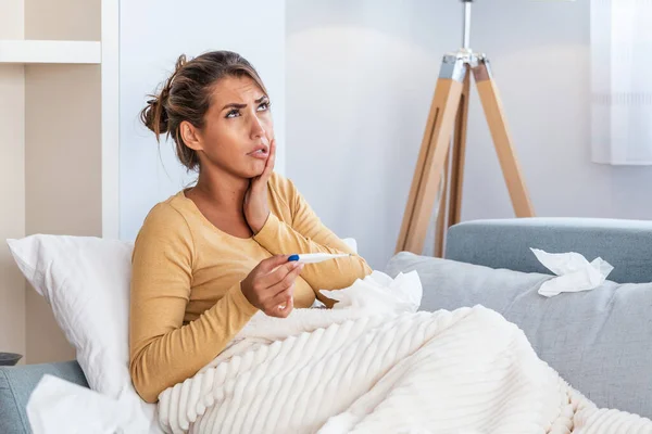 Doença Conceito Problema Vírus Sazonal Mulher Doente Com Gripe Deitada — Fotografia de Stock