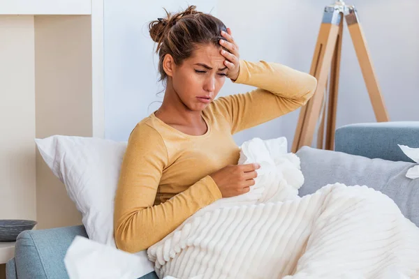 躺在毯子下头疼的生病妇女 有季节性感染 过敏的生病妇女躺在床上 躺在床上 高烧和流感缠身 躺在床上休息的生病妇女 — 图库照片