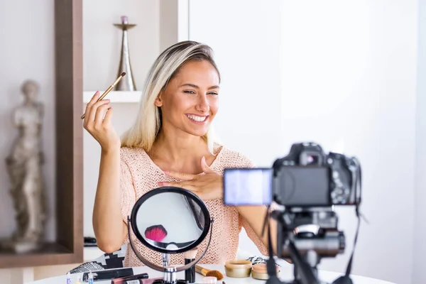 Beautiful Natural Woman Professional Beauty Vlogger Blogger Live Broadcasting Cosmetic — ストック写真