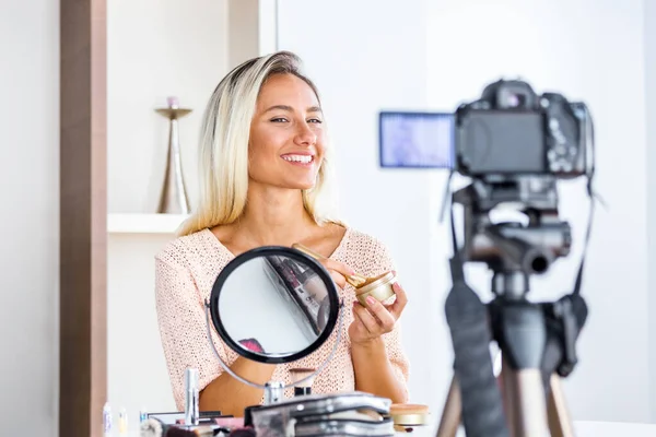 Mooie Natuurlijke Vrouw Professionele Schoonheid Vlogger Blogger Live Uitzenden Cosmetische — Stockfoto