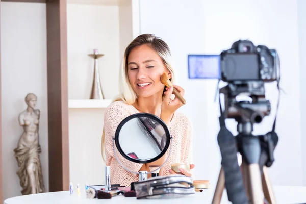 Słynny Blogger Wesoły Vlogger Kobieta Pokazuje Produktów Kosmetycznych Podczas Nagrywania — Zdjęcie stockowe