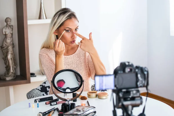 Kända Bloggare Glada Kvinnliga Vlogger Visar Kosmetikprodukter Medan Spelar Video — Stockfoto