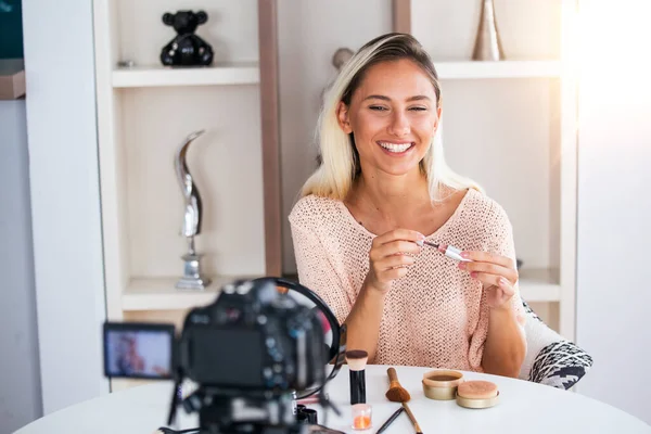 Beautiful Natural Woman Professional Beauty Vlogger Blogger Live Broadcasting Cosmetic — Stock Photo, Image