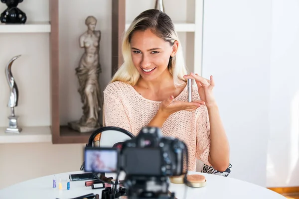 Güzel Genç Bayan Blogcu Sosyal Medya Kavramı Üzerinde Makyaj Amaçlı — Stok fotoğraf