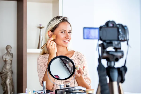 Beautiful Natural Woman Professional Beauty Vlogger Blogger Live Broadcasting Cosmetic — Stockfoto