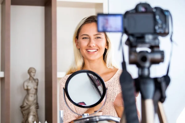 Bela Jovem Blogueira Gravando Vlog Vídeo Com Maquiagem Cosmética Casa — Fotografia de Stock