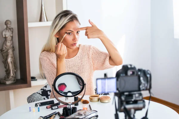 Słynny Blogger Wesoły Vlogger Kobieta Pokazuje Produktów Kosmetycznych Podczas Nagrywania — Zdjęcie stockowe